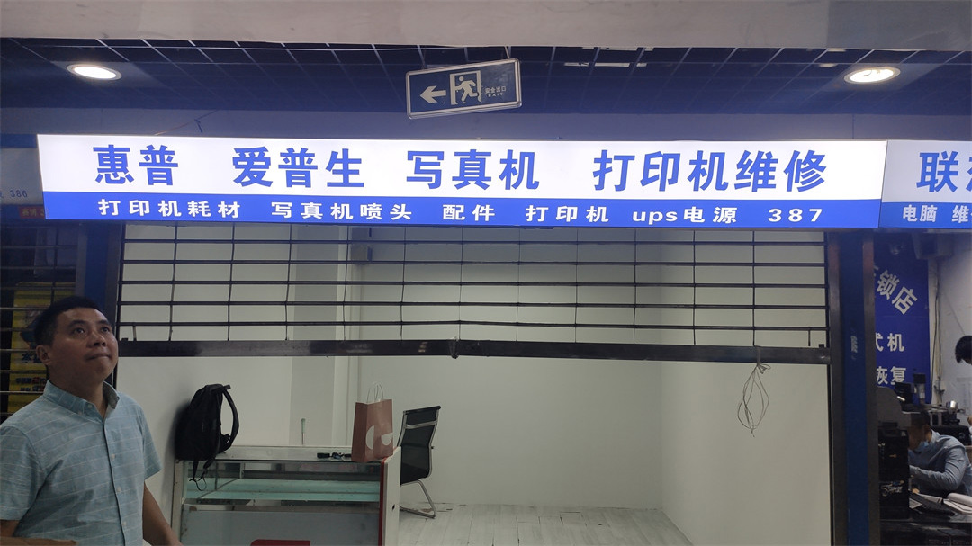 合肥黄金广场卡布灯箱安装2